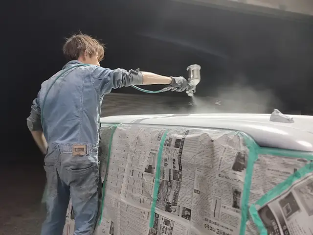 車の鈑金塗装・修理作業